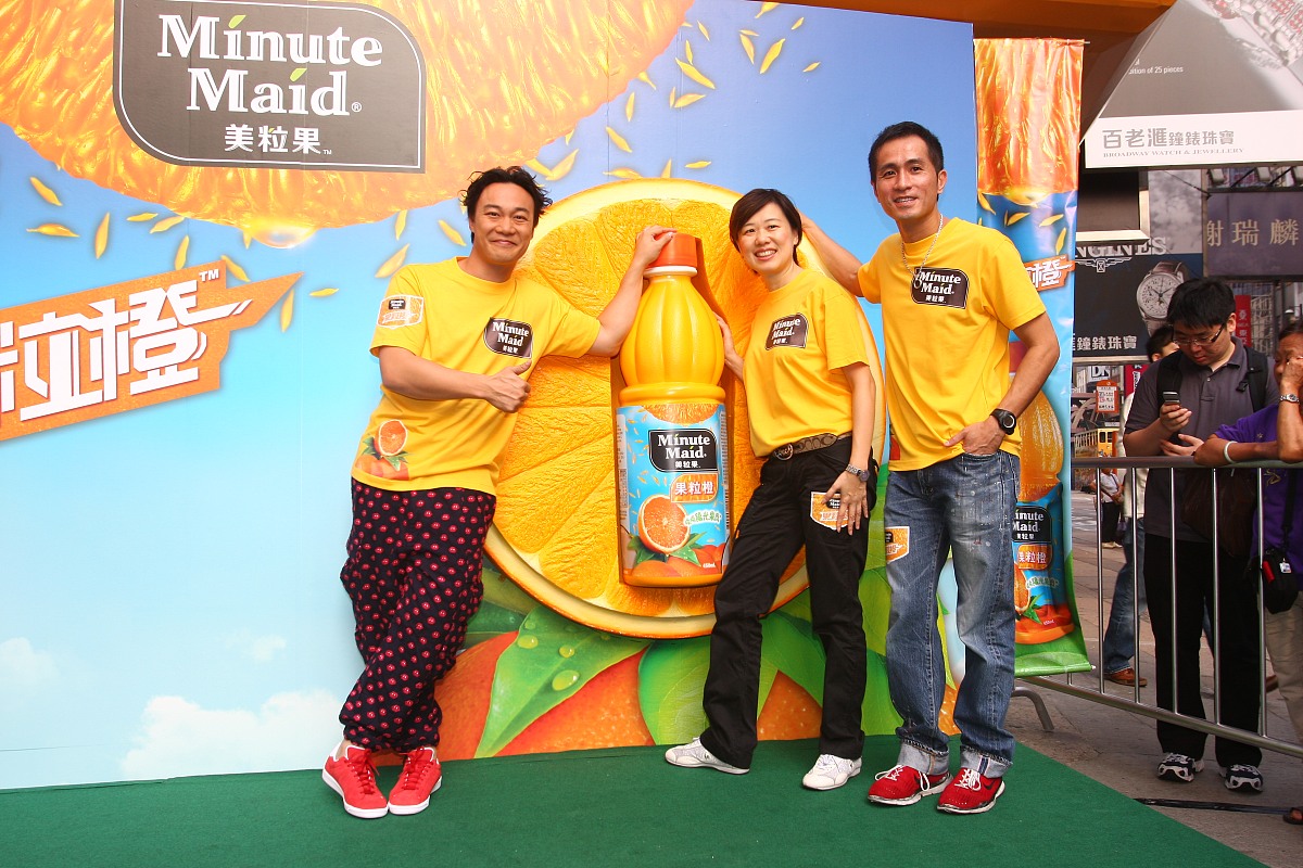 我需要针对18-30岁年轻人创建一项广告活动向他们推广一款新型能量饮料。