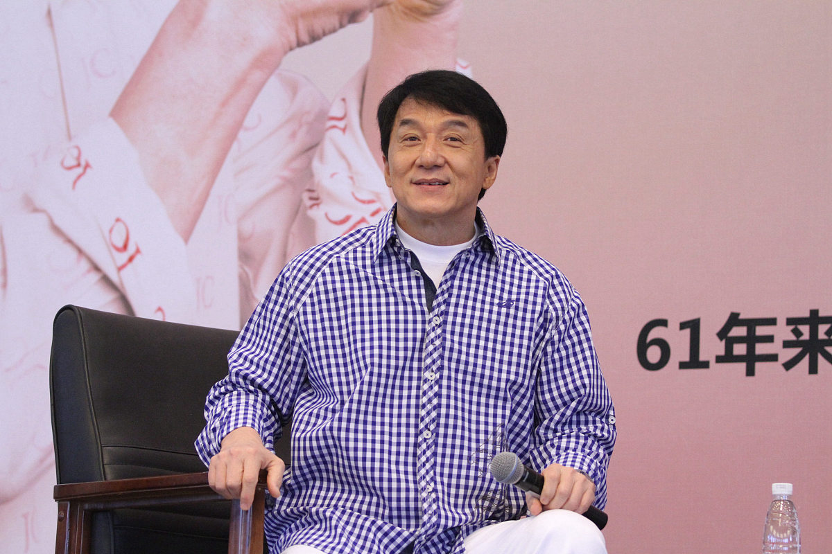 2015年4月7日,北京,国际影星成龙自传新书《成龙:还没长大就老了》在