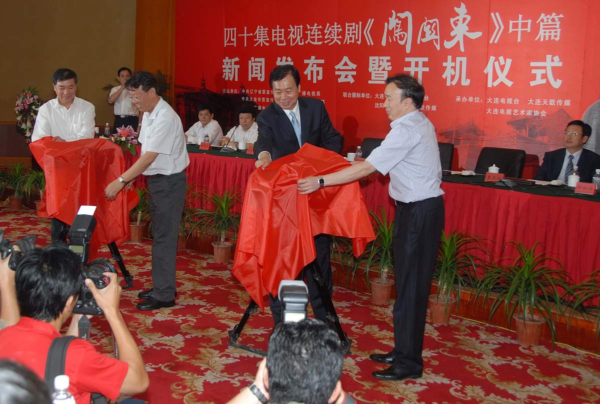 我是江西省泰和县招商局长下午要参加县里在深圳主办的招商会现场有300多位企业代表请为我写一份1000字以内的发言搞