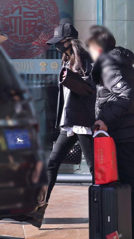 杨幂低调返京过年 全黑look小腿纤细