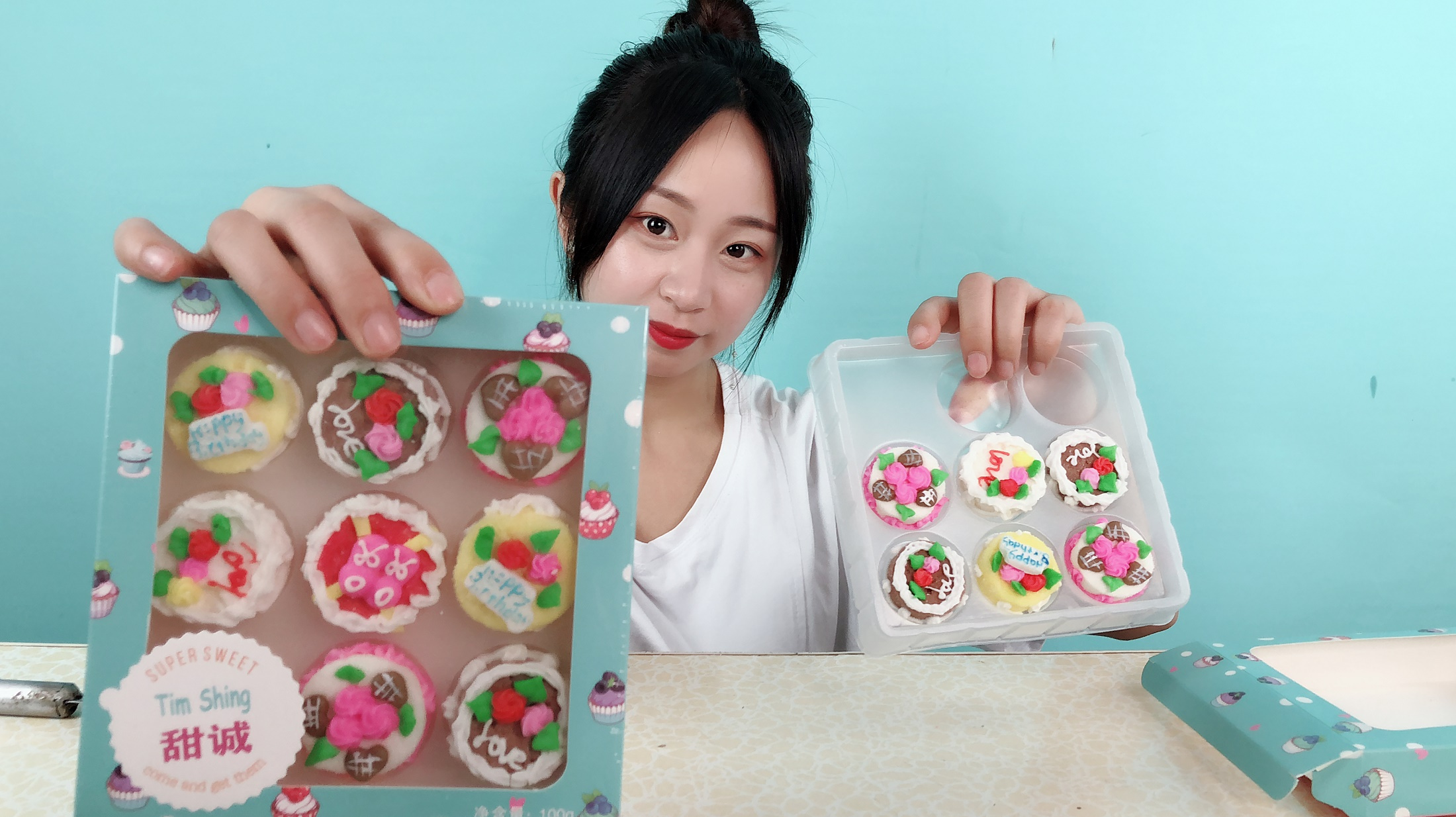 妹子试吃“迷你生日蛋糕”,这是我见过最小的生日蛋糕,一口一个