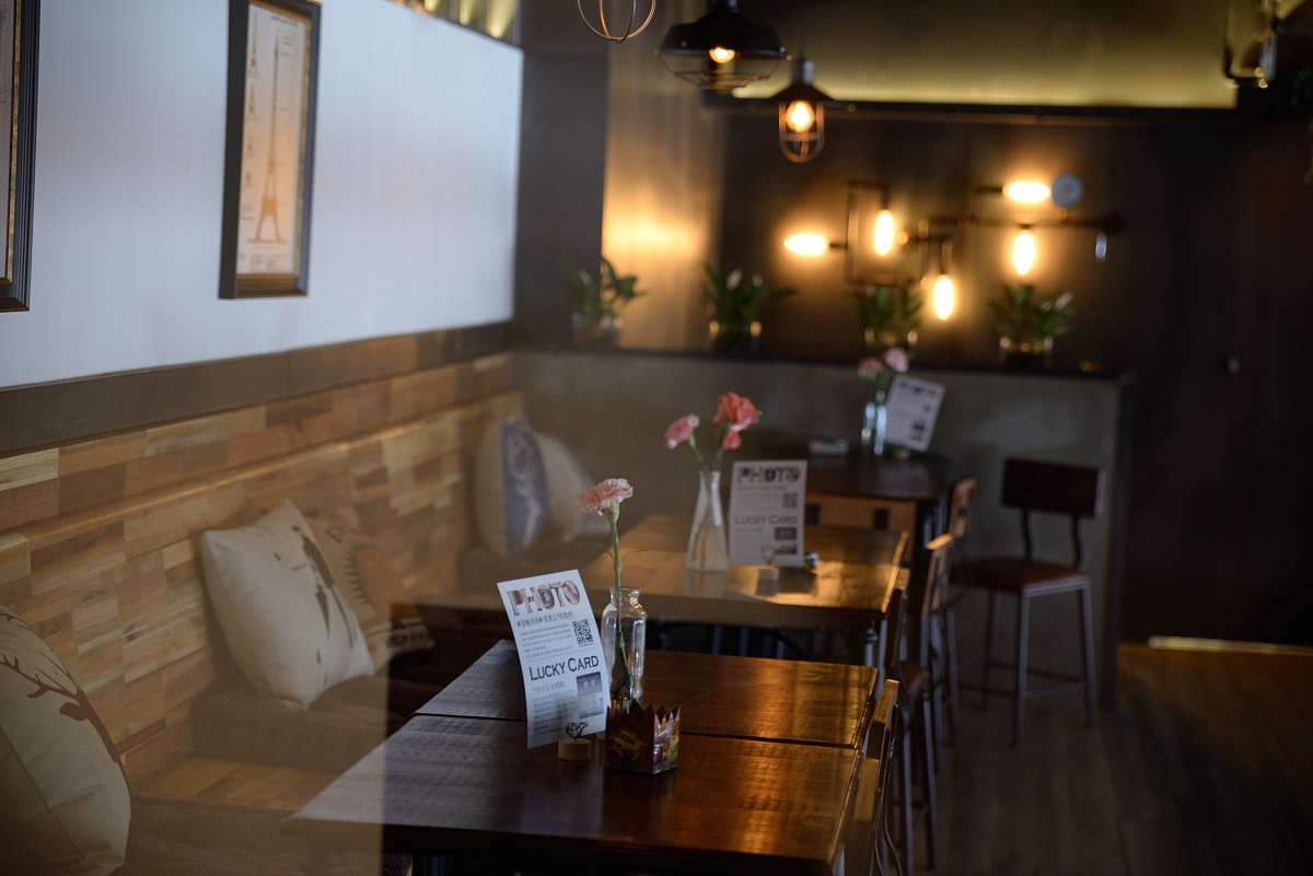 给我起一个咖啡酒馆的名字跟放松远离逃避无忧无虑有关不要有咖啡或者酒吧两个名字在名字有时尚感年轻感