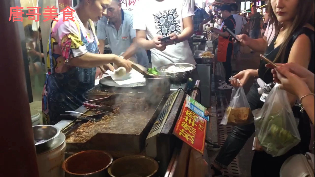 安徽娘俩在蚌埠卖煎饼卷孜然羊肉7元日赚几千元食客奔肉而来