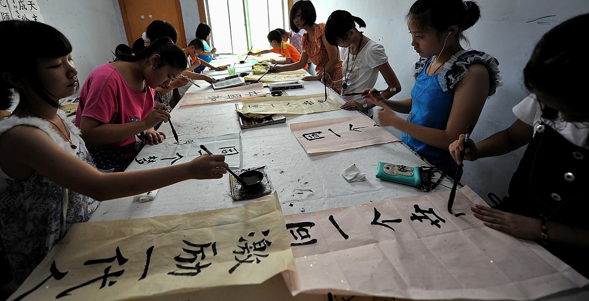 ***_***2012年7月30日,湖北省宣恩县部分爱好书法的小朋友们在书写为