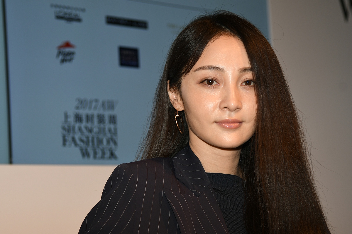 41岁姚笛近照认不出，尖下巴大眼睛声音也变了，她经历了什么？