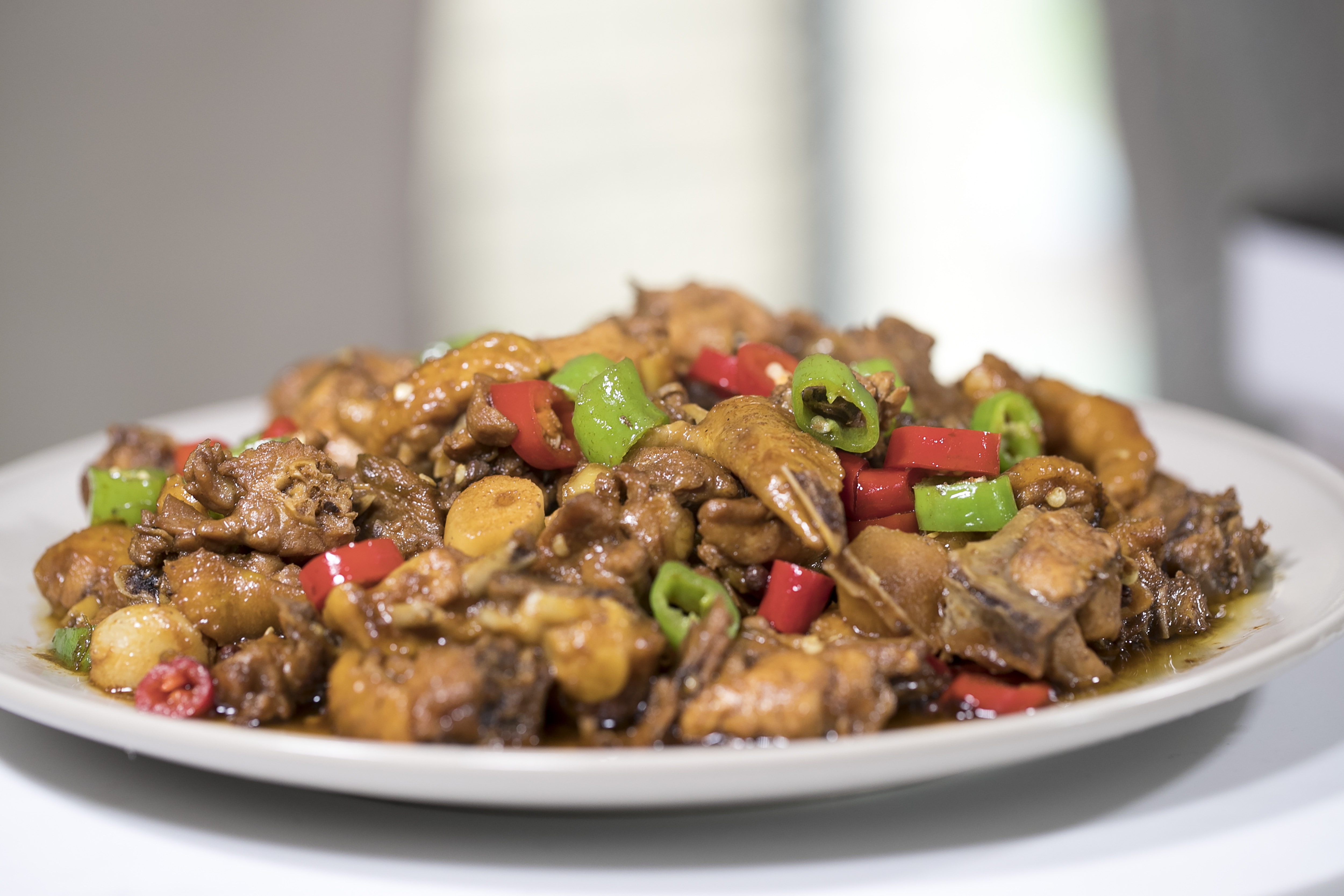 要把鸡肉做好吃有诀窍,炒鸡块又嫩又香,在家做很方便一下就搞定