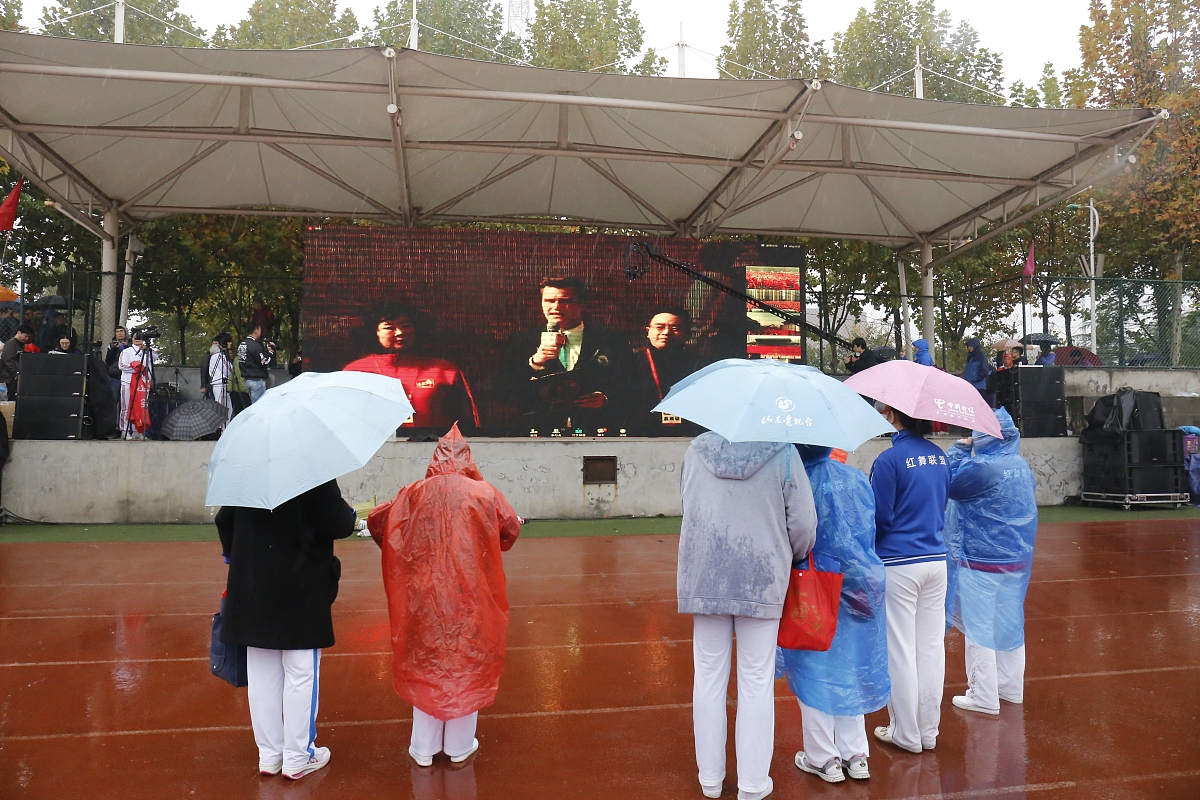 2016年11月7日,山东济南,4000名泉城大妈冒雨在山东英才学院体育场翩