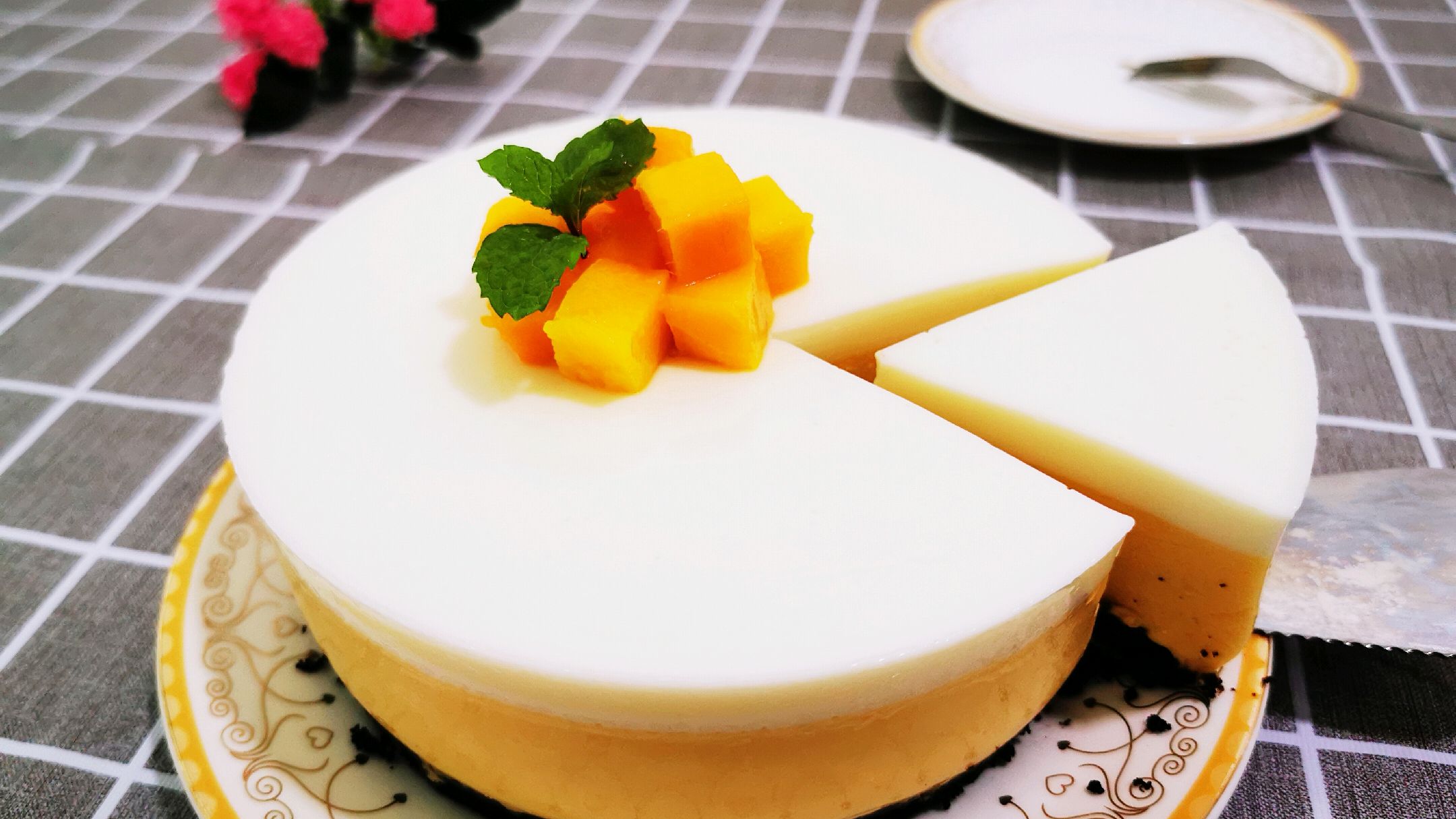 一杯酸奶一颗芒果,不用烤箱做出细腻丝滑清甜不腻的芒果慕斯蛋糕