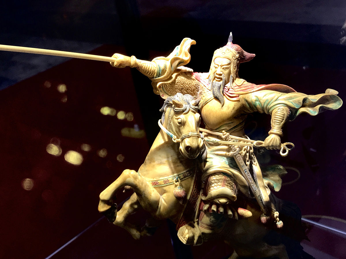 关羽的形象描述提示词