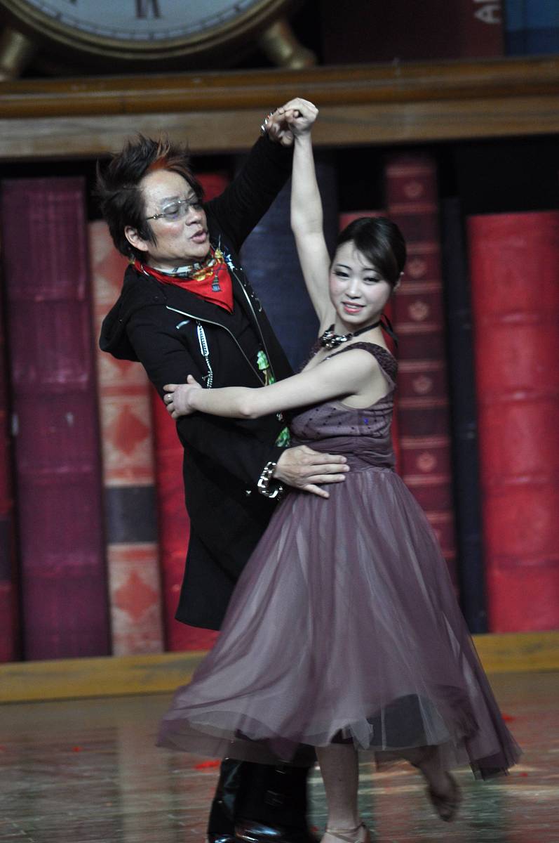 2011年2月28日,杭州,大型娱乐类综艺节目《快乐蓝天下》录制.  ***_**