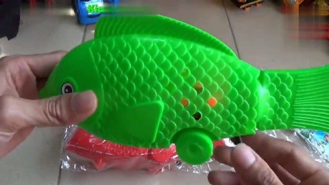 儿童早教益智玩具视频,会唱歌会游动的小金鱼,宝宝可喜欢了!