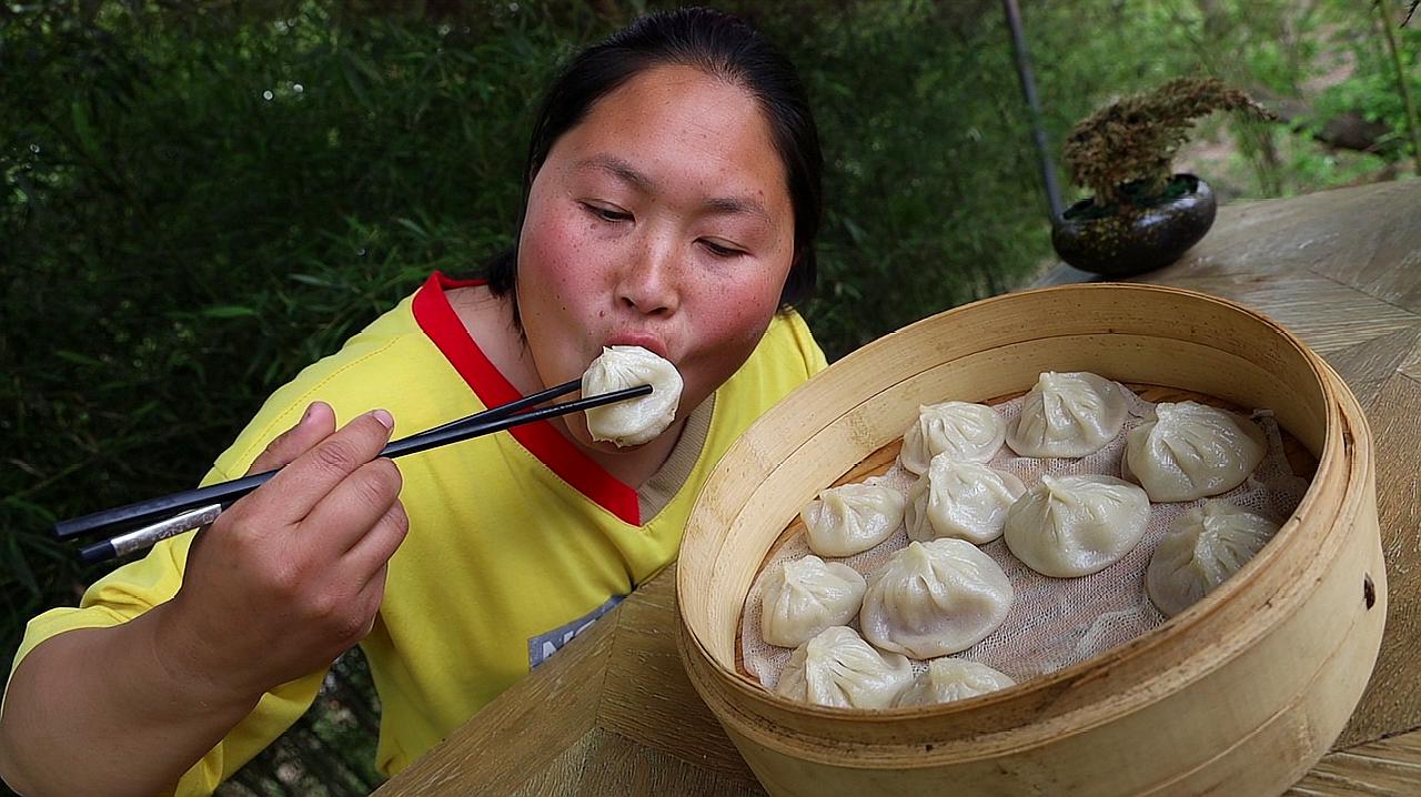 [图]胖妹做灌汤包，一顿吃12个，网友：汤包的汤汁，原来是从这来的？