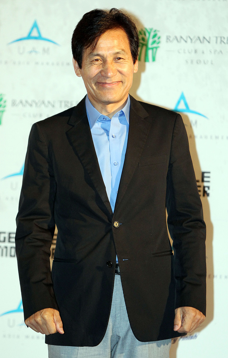 2011年6月24日,韩国,众明星参加uam上市纪念活动.***_***安圣基+++_++
