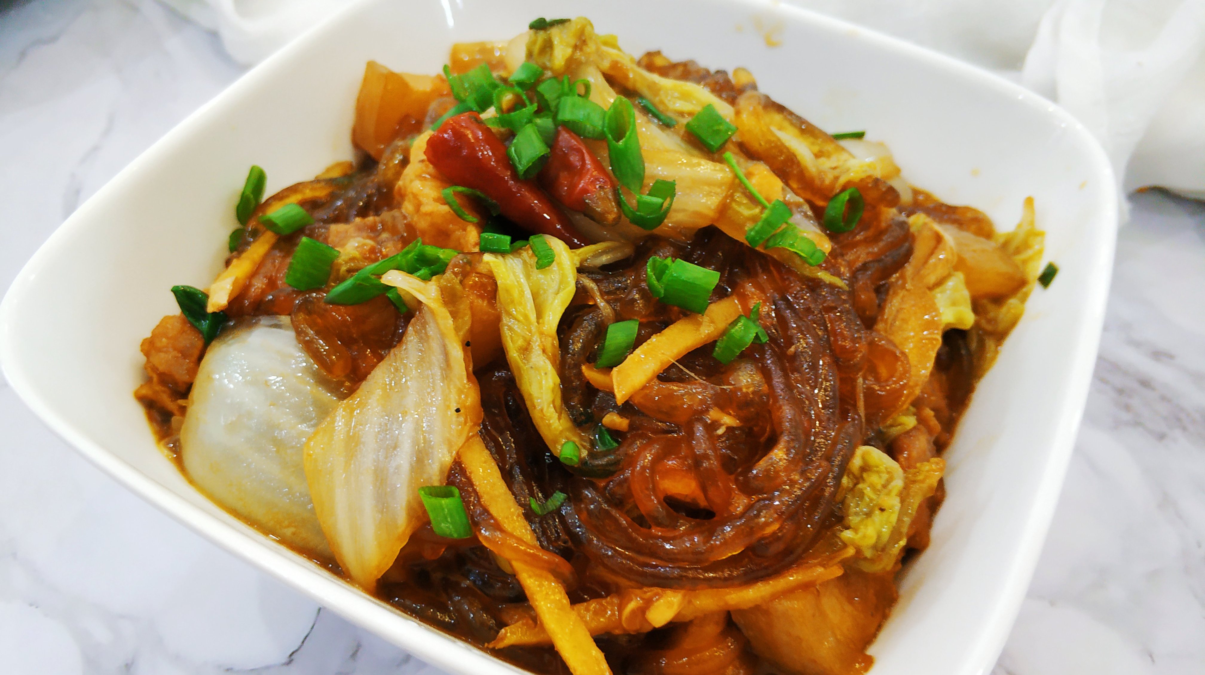 白菜猪肉炖粉条这样做超好吃,猪肉软糯粉条滑嫩,很下饭