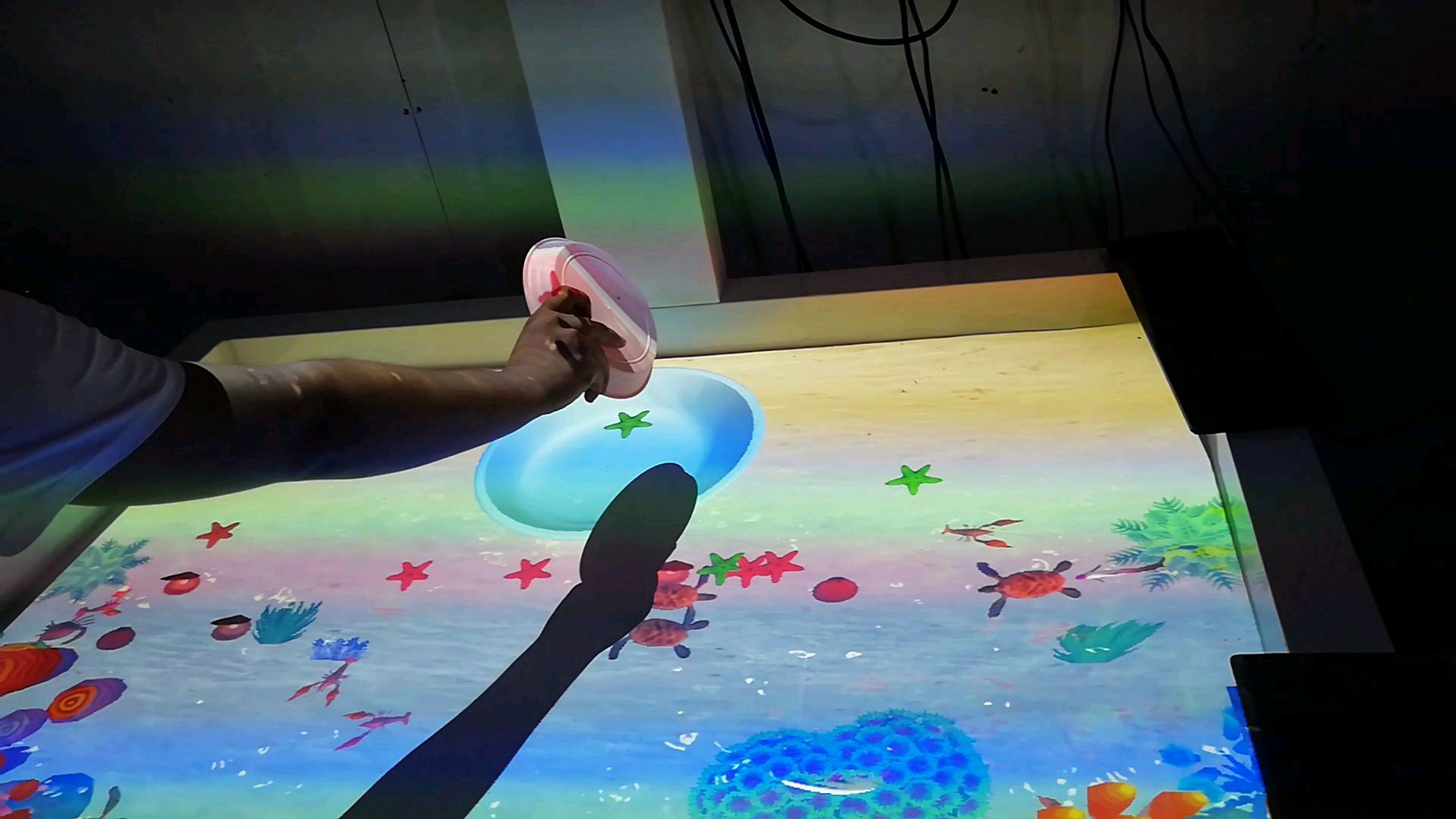 太神奇了,竟然用光的折射原理捕鱼!