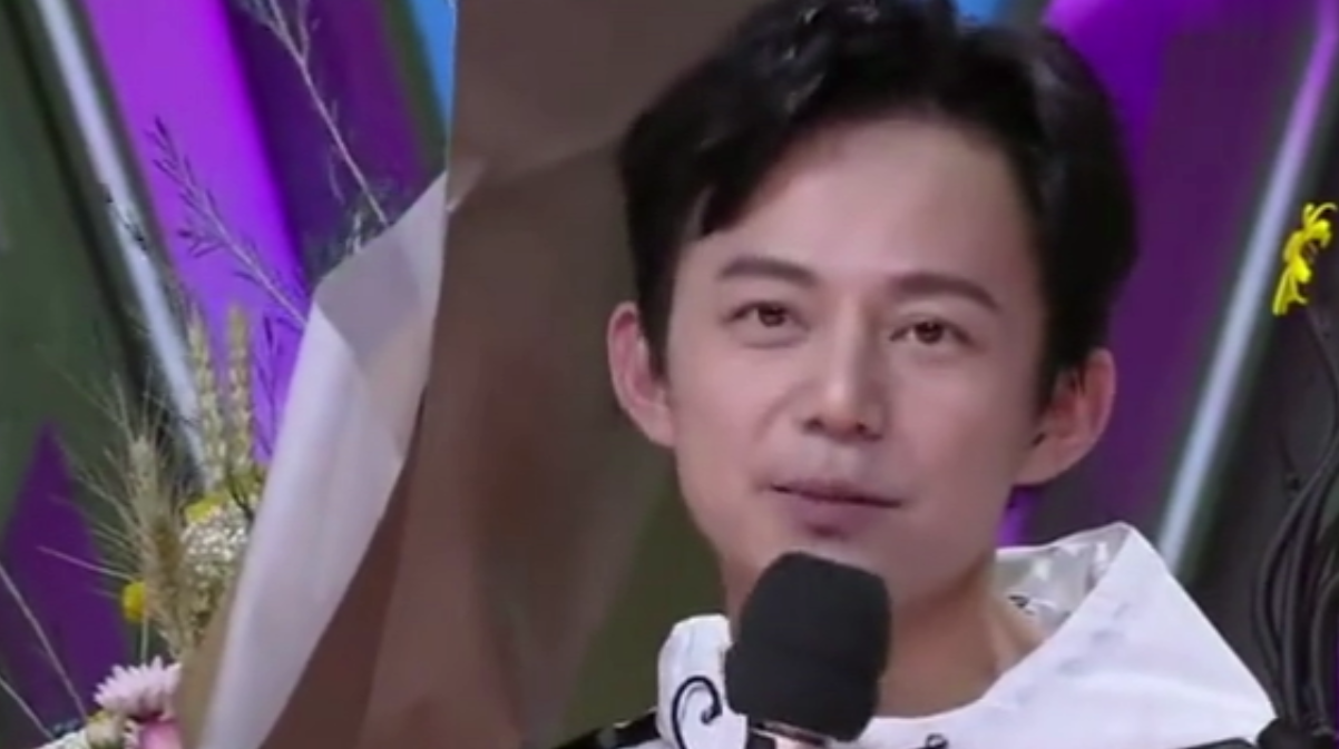 何炅过生日,蛋糕却有一个夜华?什么情况?