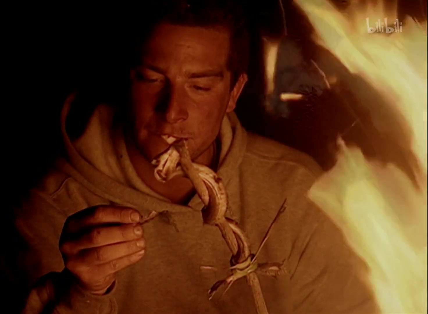 荒野求生:“烧烤大师”贝爷串烤蛇肉,蛇肉恐惧者勿看