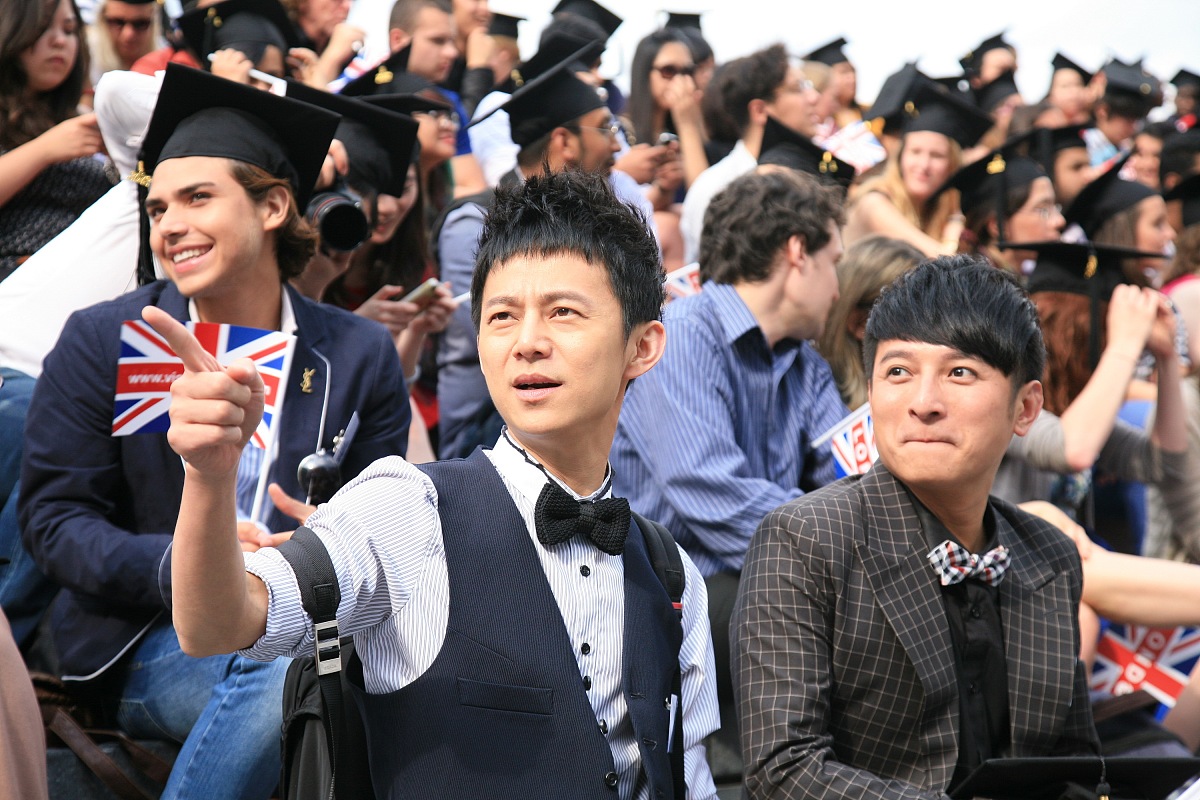 2012年5月30日,伦敦,250名来自100多个国家的留学生在英国伦敦齐抛毕