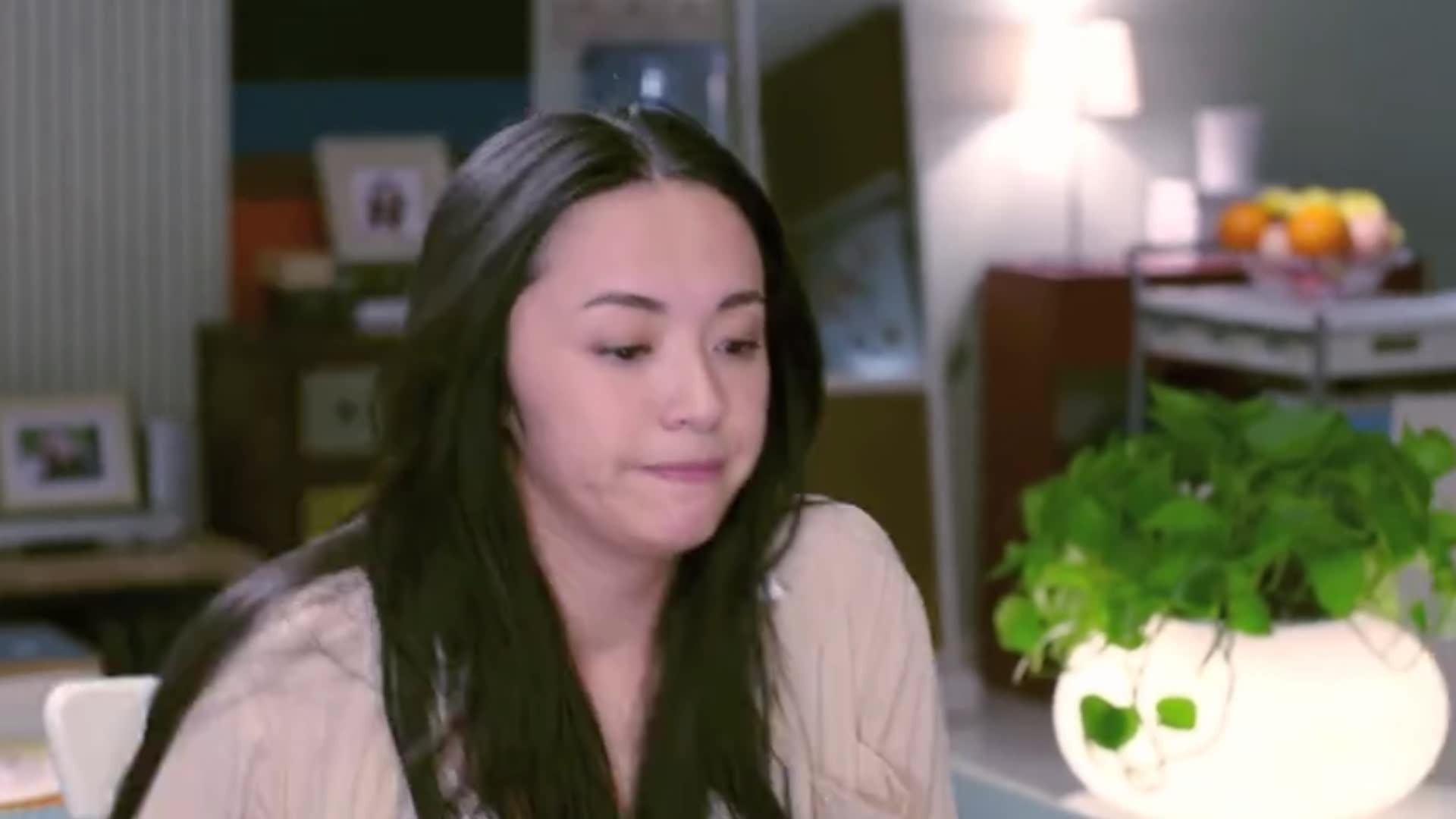 老池给生日蛋糕插蜡烛,不料竟被罗鹂使坏,满脸奶油!