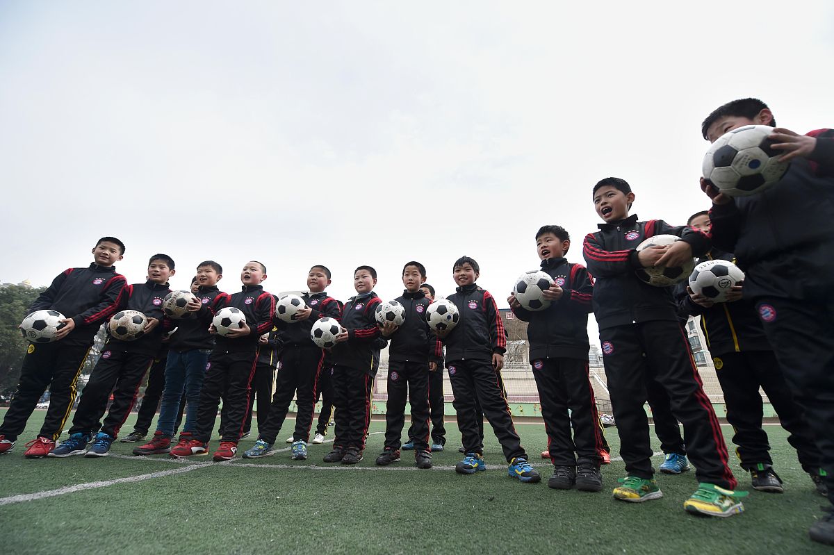 五年级体育课上的接力赛：团队合作与坚持的意义