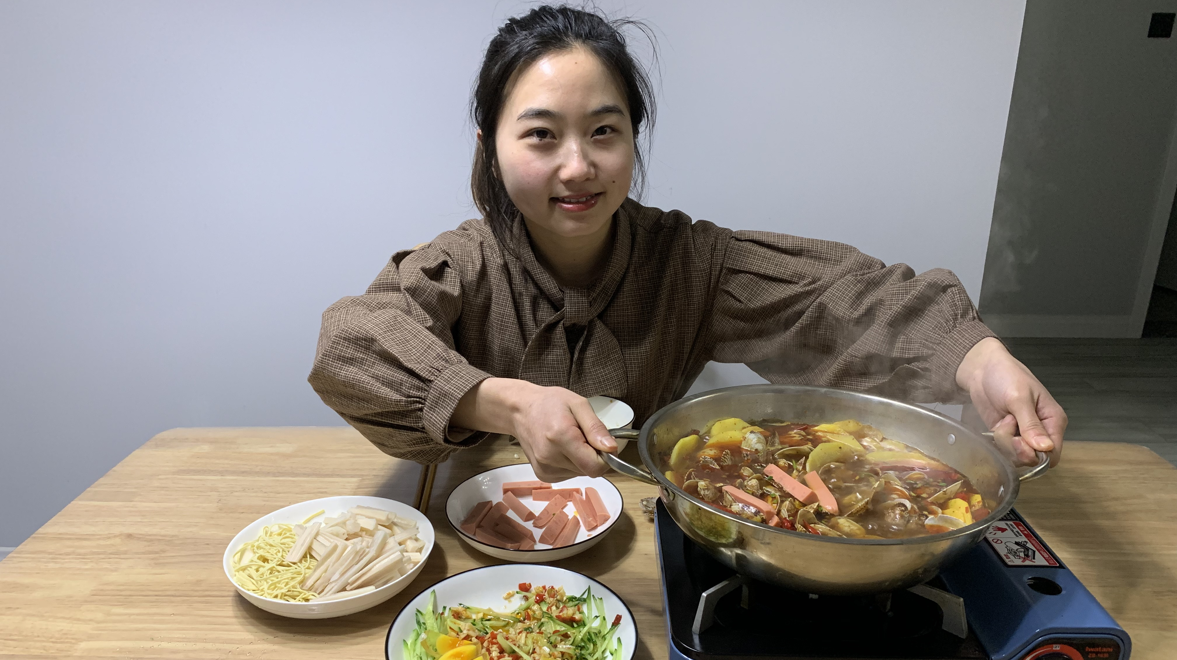 小两口在家做火锅,10多块钱成本吃出了“海底捞”的味道,真划算