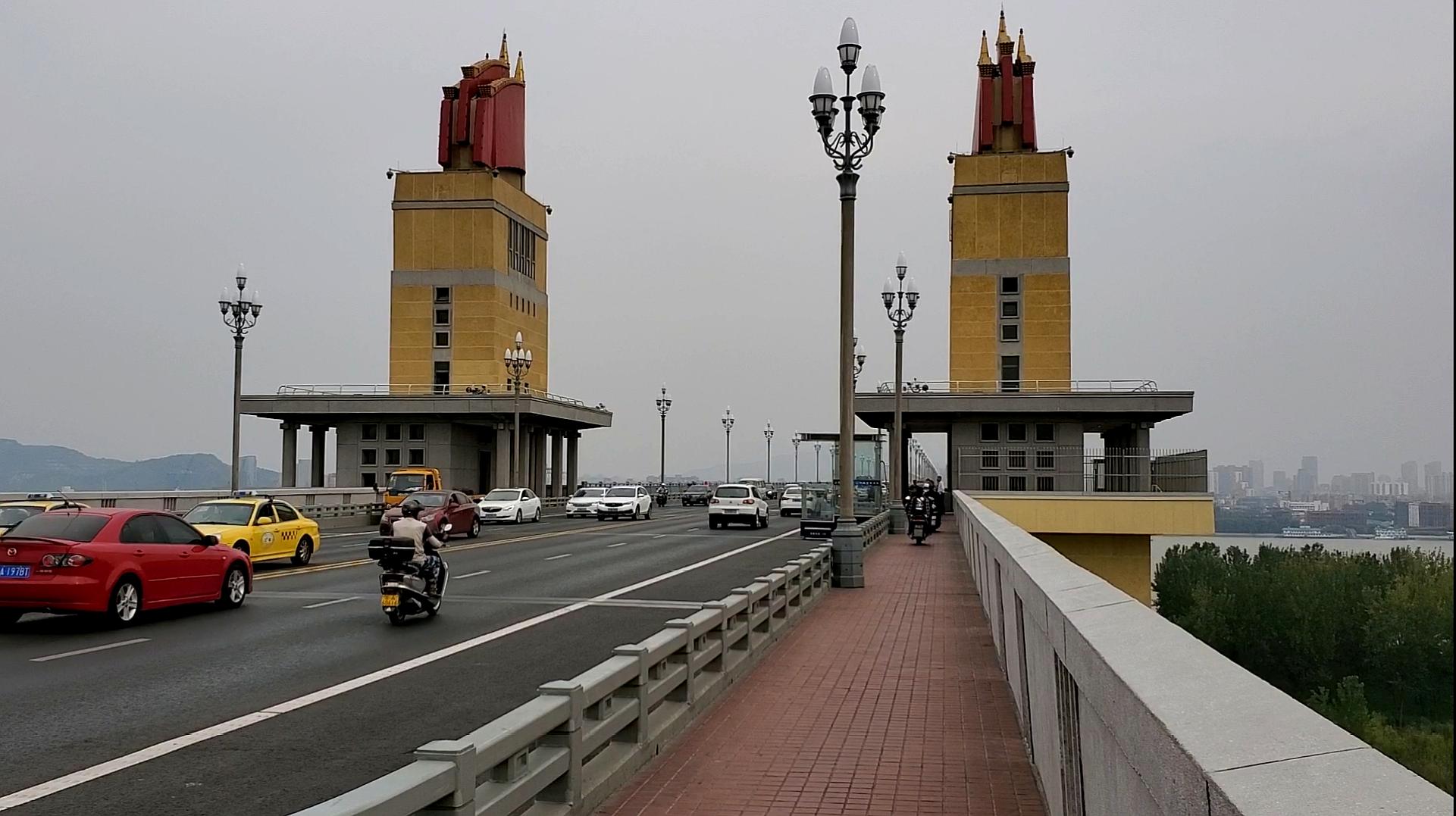 [图]实拍南京长江大桥,我国最伟大的桥梁建筑之一,太雄伟了