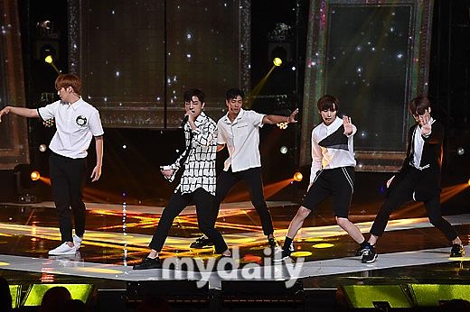 chatgptHello! How may I assist you today故事。两个主人公的名字分别是：金昇玟和李旻浩。人物设定：他们两个都是男生是一个八人男团里的主舞和主唱是欢喜冤家的同时却又互相暗恋您的提问过于频繁了请歇一会吧你快点好的以下是您所需的故事：金昇玟和李旻浩是一个八人男团里的主唱和主舞。虽然他们总是互相争辩和挑战对方但事实上他们是欢喜冤家同时也互相暗恋。一天他们又开