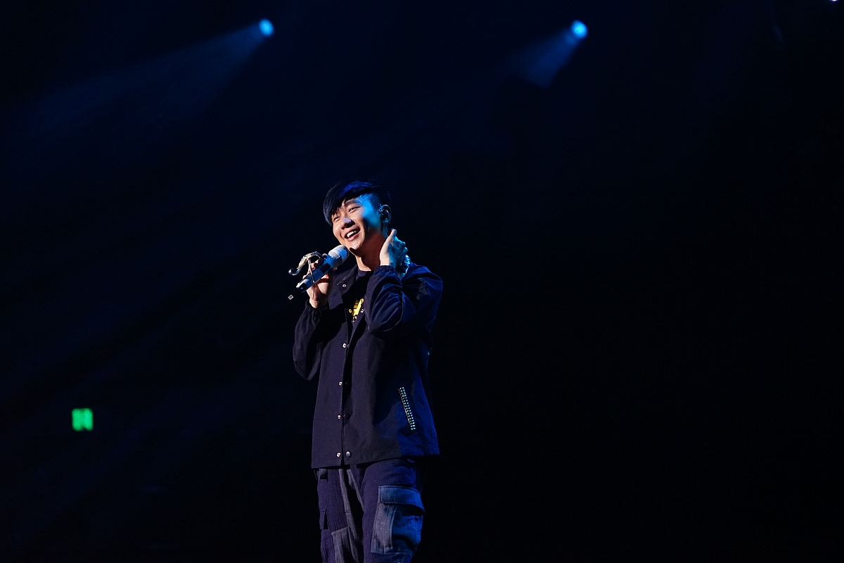 给我写一首中文情歌