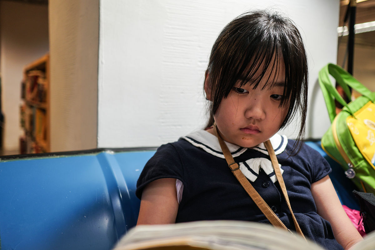 寒冷、饥饿、痛苦：小女孩的悲惨遭遇