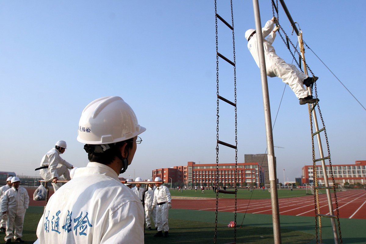 请翻译根据代理消息修理已经完成class surveyor已经登轮准备验收检验。我们检验人将一同前往to witness the the completion of repair。