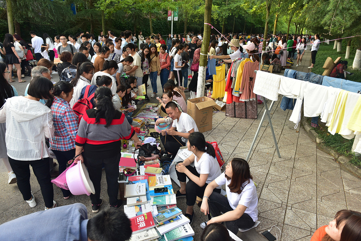 ***_***2018年5月11日,四川内江.高校二手市场上,现场人头攒动,叫卖声