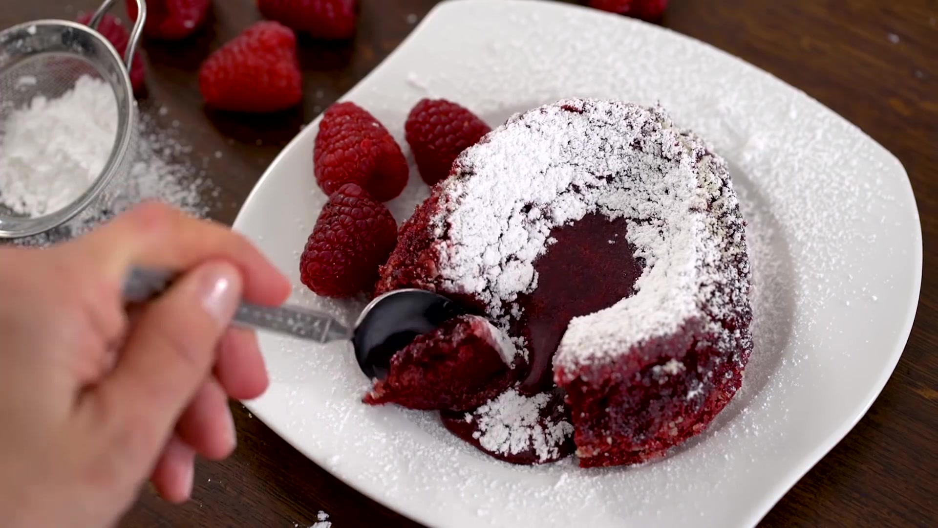 哇哦!美女蛋糕师制作的红丝绒熔岩蛋糕,切开瞬间我的心都融化了