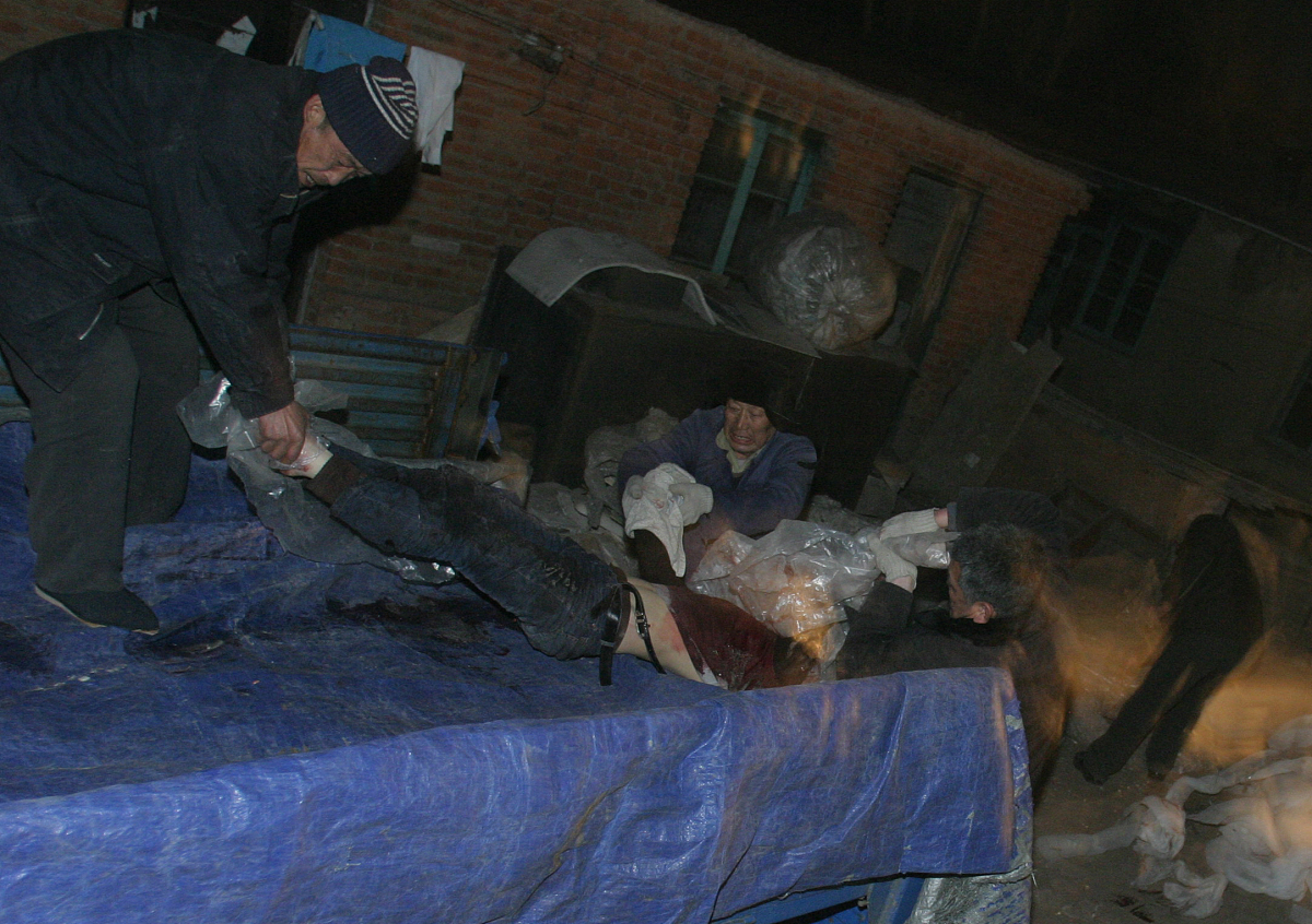 我有整整三天只吃了两个面包饥饿让我在夜里无法入睡幸运的是我提前交了一個月房租还能继续住在那个黑暗的地下室里不用去外面承受冬季那异常寒冷的风。 终于我找到了一份工作在医院守夜为停尸房守夜。帮我换一种说法