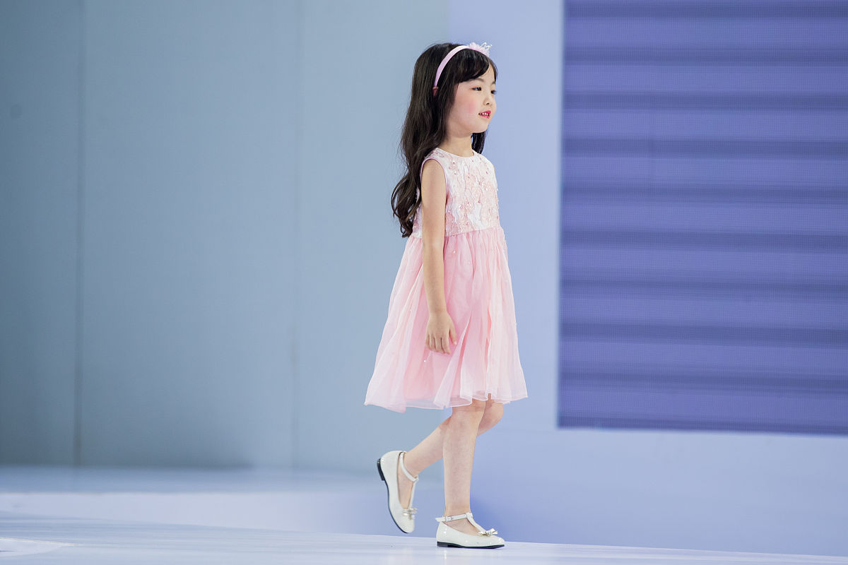 帮我撰写一篇时尚童装穿搭文案以描述服饰具体细节为主题服装类型：蓝色小裙子黄色印花蔓延、黄色波浪条纹叠加在浅黄的T恤造型、无袖宽松连衣裙趣味小兔子印花装点