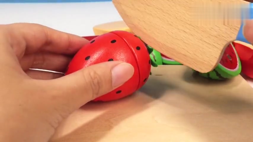 熊出没熊大红豆面包超人制作水果拼盘