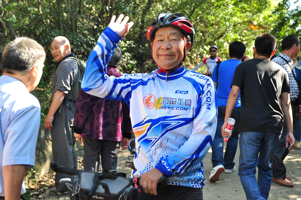 养生园位于山西省侯马市紫金山脚下的复兴村原锦泓山庄这里依山傍水、空气清新、环境优美；酒店式居住适合老年人的养生餐食尤其是以传统养生理法学习锻炼为核心、以老年生活丰富多彩、有趣有序规律作息为原则以提高生命的整体功能为目的的健康养生管理方法深受中老年人的喜爱。建园17年来仅仅依靠入园者的口口相传就先后服务了2000多人近万人次入园者来自东三省、北京、上海、广东、四川、新疆、内蒙古、湖南、湖北等全国27