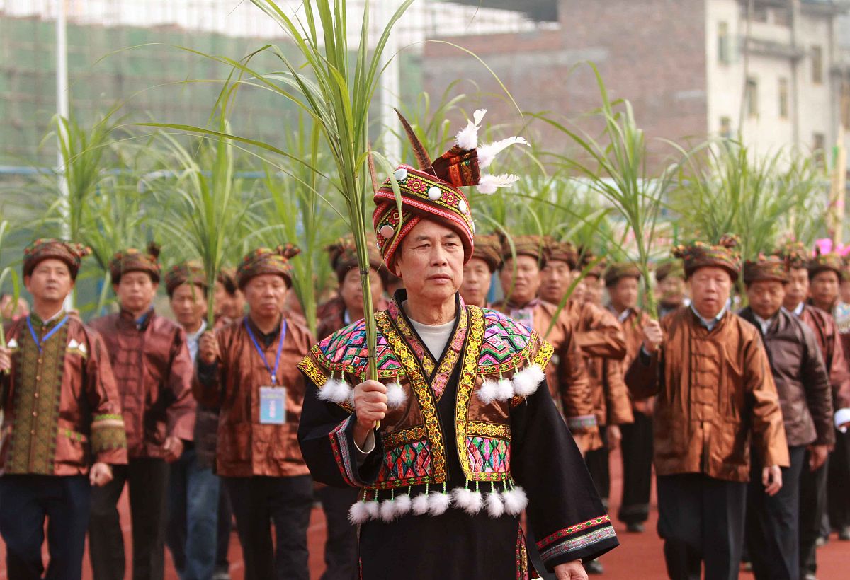 2011年11月26日,在广西融水苗族自治县民族体育公园,苗族群众正在进行