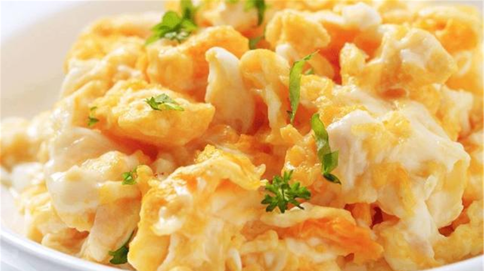 炒鸡蛋,切记不要直接下油锅!加这关键一步,鸡蛋嫩滑可口超下饭