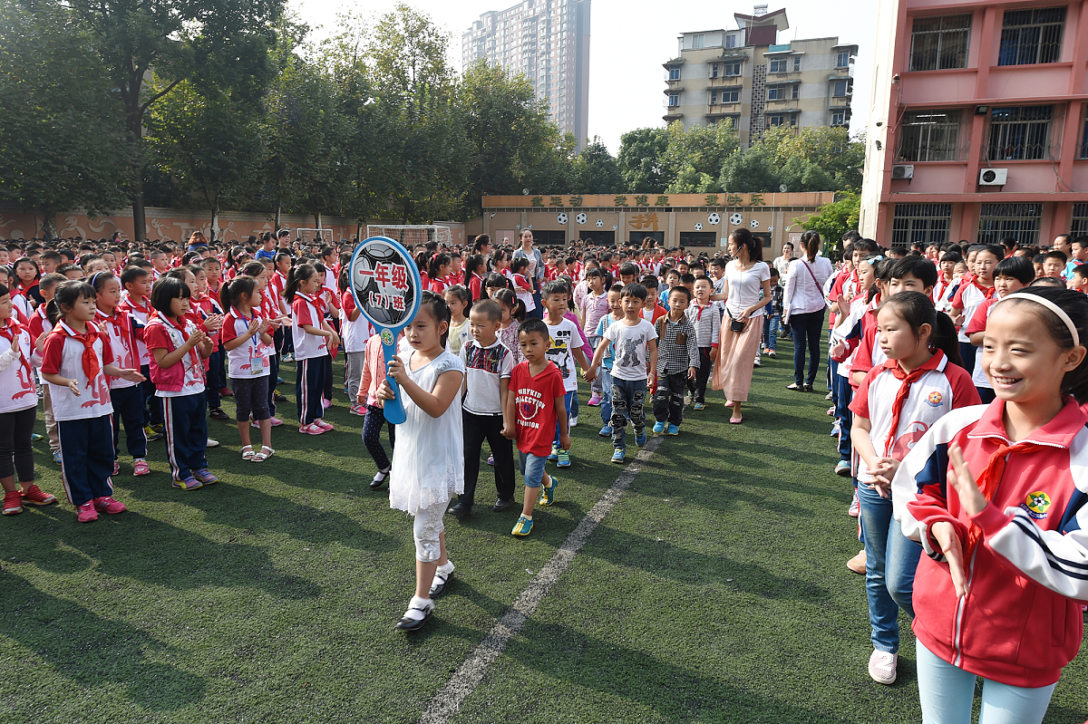 2015年9月1日,贵阳,退休老干部杨煜光为贵阳实验二小的学生们做抗战胜