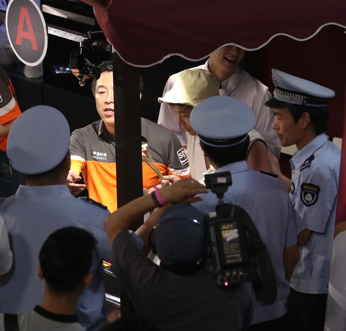 请提出几个在明星酒驾的新闻发布会上记者会提出的问题