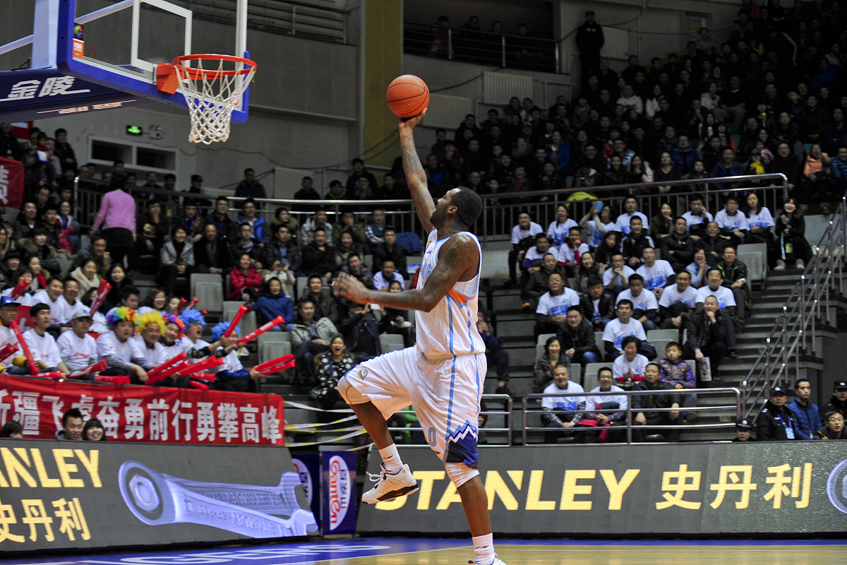 三、15+25课堂模式低年级学生的注意力具有分散性、不稳定性、不可持续性并且作为教学主课数学是一门较为枯燥的课程是一门需要理解的课程如果学生在课堂的专注度和理解能力无法跟随数学教师的步伐就很容易变得一知半解到最后可能就会变得难以理解进而形成恶性循环。尤其是玩心重、自制力差的小学低年级学生他们可能会因此逐渐丧失学习数学的兴趣。因此可以将课堂分配为15+25的模式老师讲解15分钟学生训练25分钟在小学