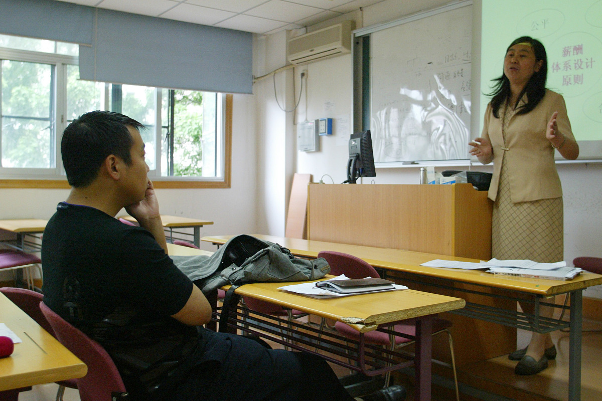 一工会反馈意见的口吻发一段薪资管理办法起草完成的通知