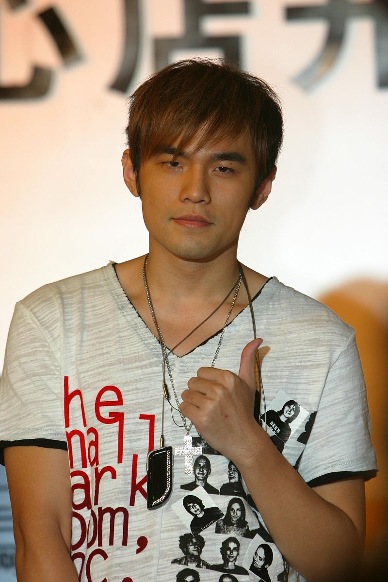 2005年5月23日,上海,小天王周杰伦携其首次参与外形设计的新款aria j 
