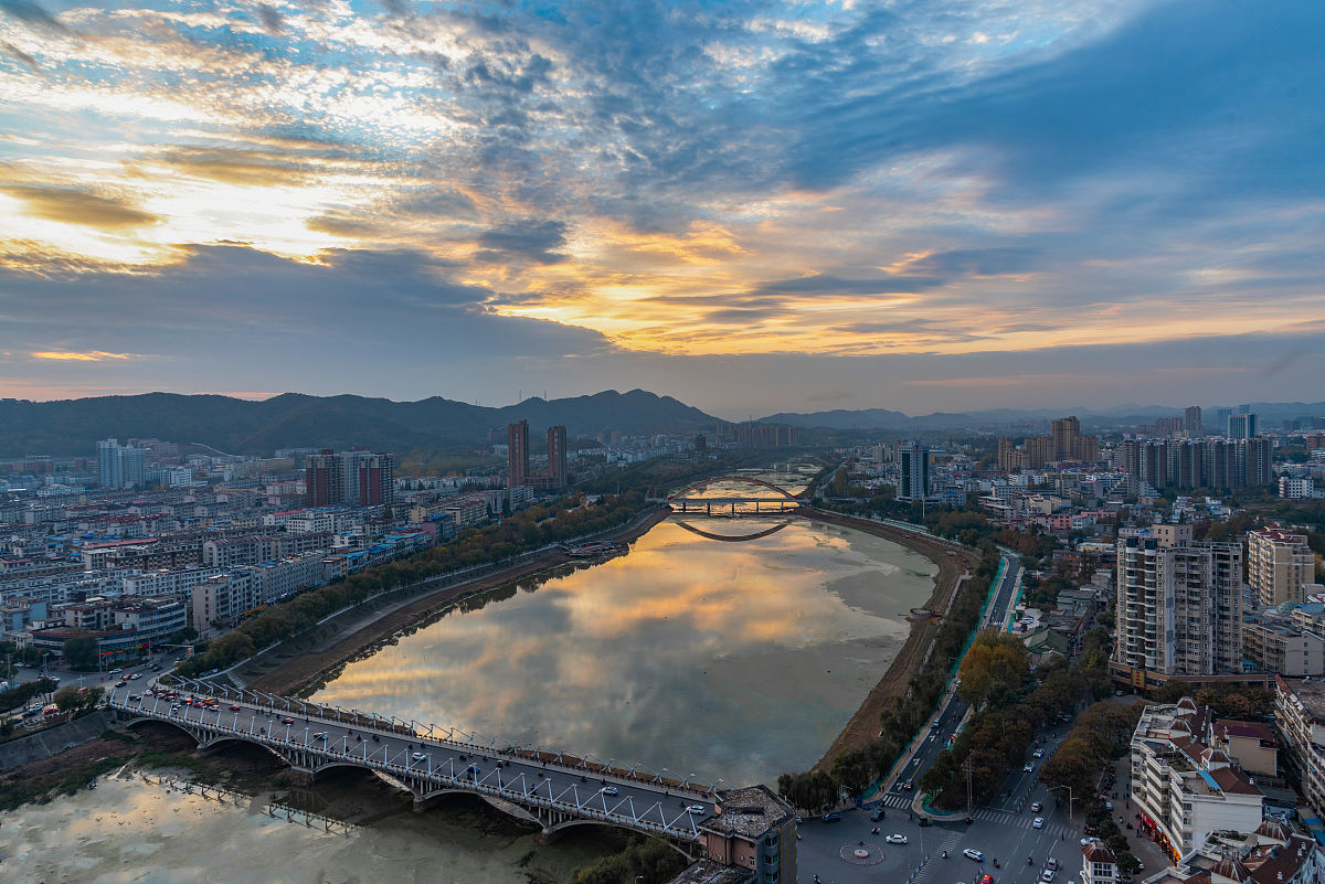 2019年11月20号,河南信阳,实拍浉河上刚建成启用的人行过河大桥及浉河