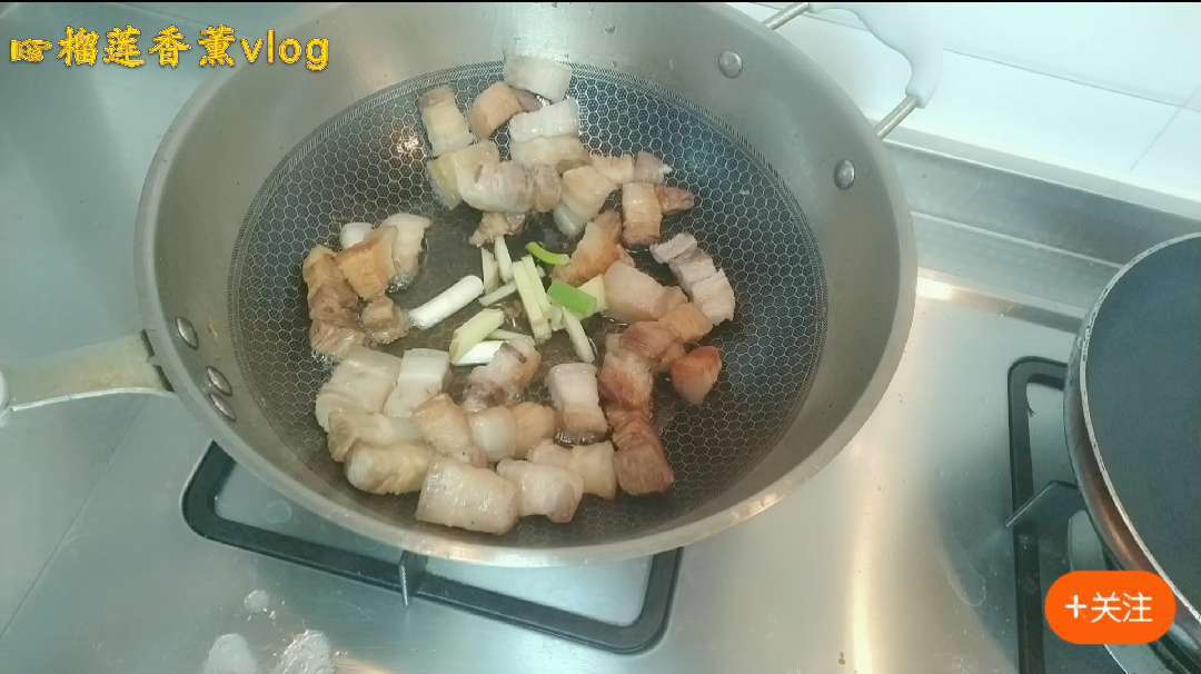 红烧肉搭配一碟青菜,美味搭配丰富!