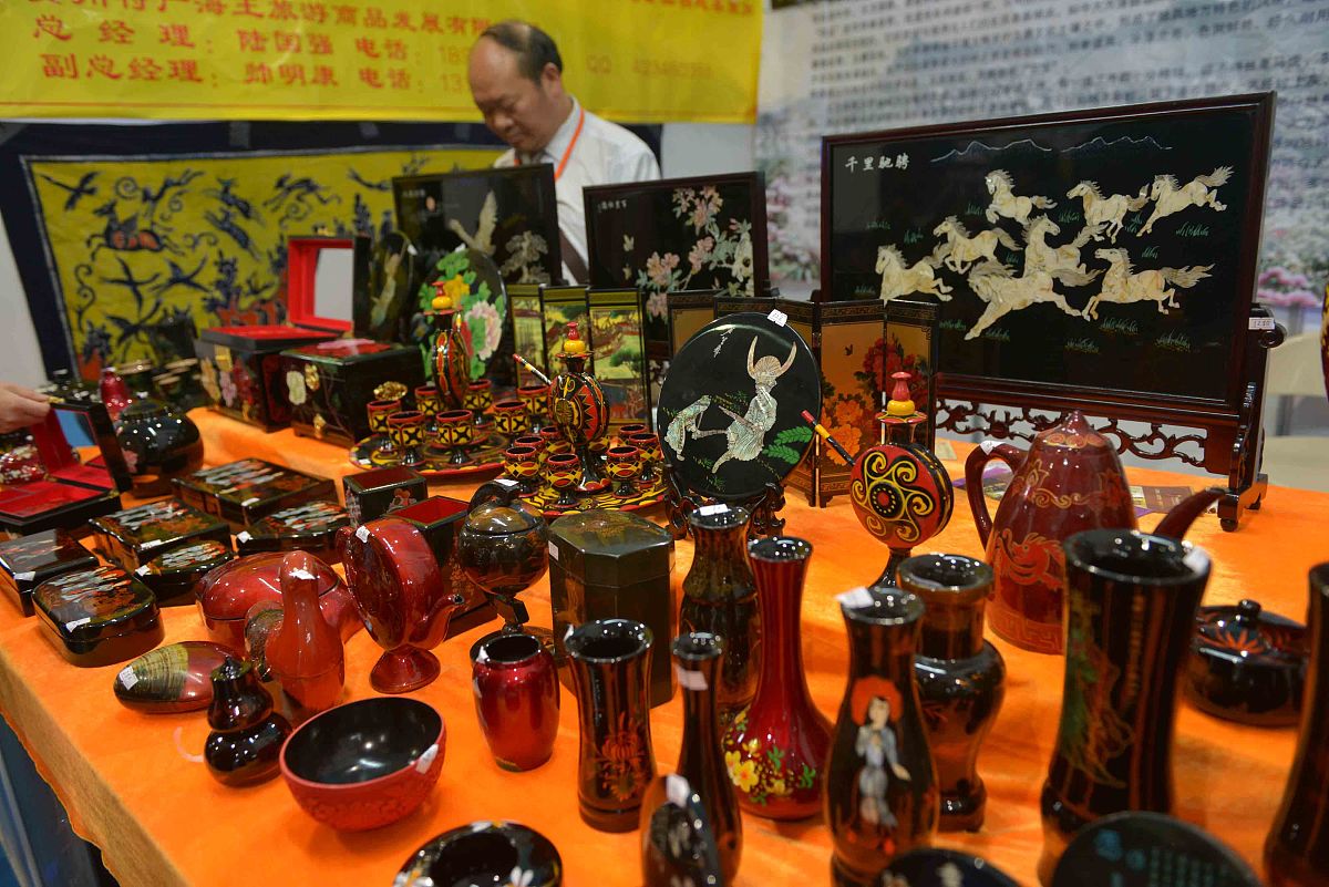 2013年4月20日,贵阳,2013中国国内旅游交易会.琳琅满目的贵州大方土漆