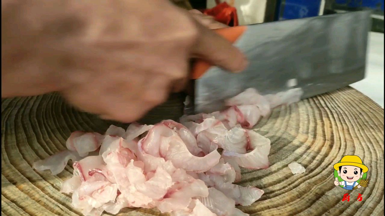 市场买的三斤的大黑鱼,鲜活现买做成横县鱼生,上桌四个人不够吃