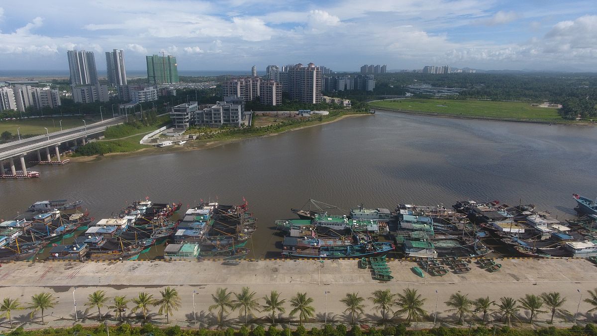 2019年7月2日,海南省琼海市潭门港,大批渔船停泊港湾避风.