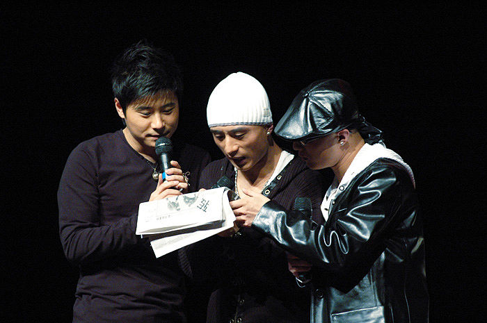 2005年11月23日,北京保利剧院,1983组合召开了首张专辑《1/2》新闻发