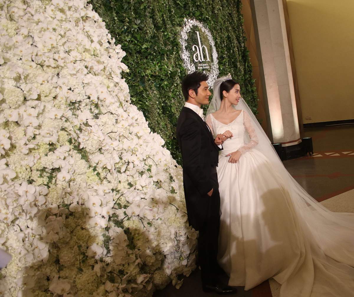 我与我的爱人从2015相爱到2023终于结婚了帮我写一个婚礼现场的入场告白不要深情真诚点